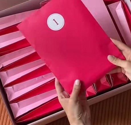 Le Calendrier New Romance ouvert, pochettes roses numérotées