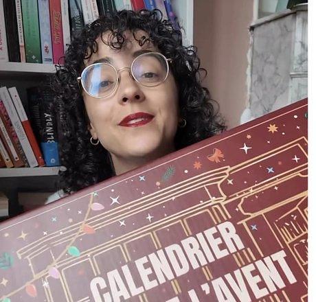 Une lectrice avec le calendrier