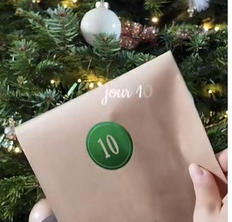 Une pochette du calendrier devant le sapin