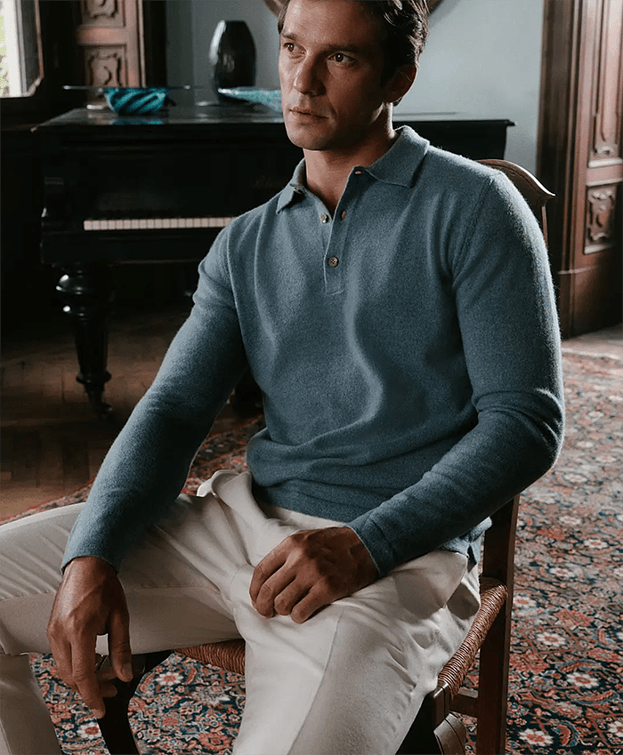 Luca Faloni Lookbook, man in blue knitted polo sits on chair